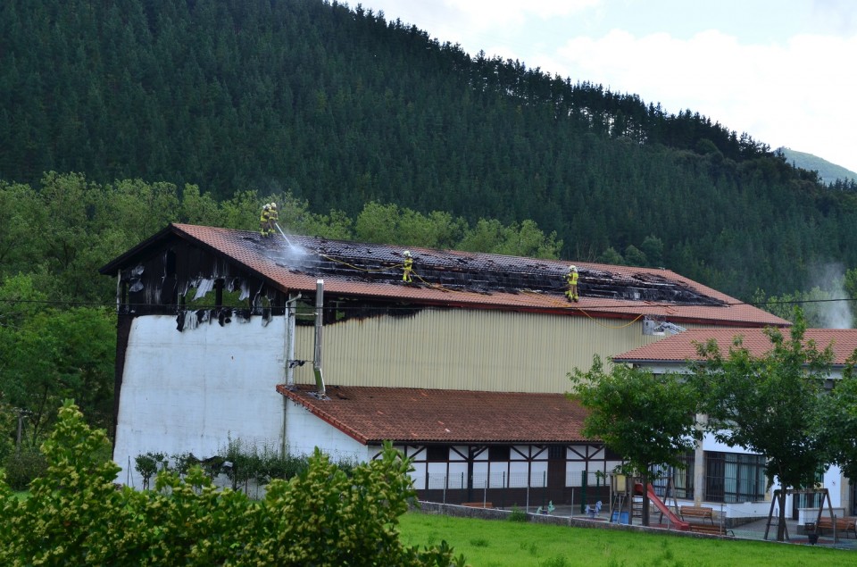 El frontón de Bedia (Bizkaia) tras el incendio. Foto: Leire Etxazarra