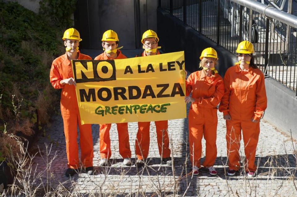 Activistas de Greenpeace posan en el Faro de Moncloa. Efe.