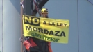 Greenpeace escala el Faro de Moncloa contra la 'ley Mordaza'