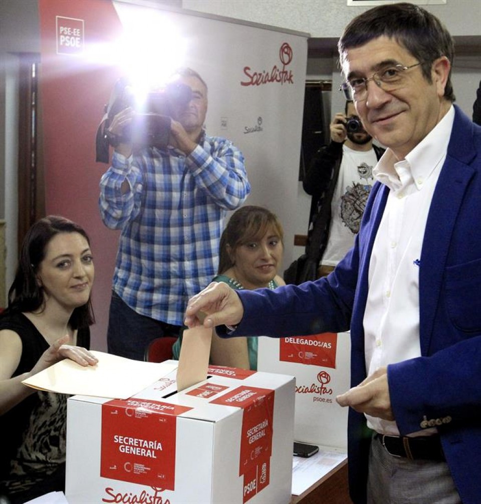 Patxi López emitiendo su voto en Portugalete. Foto: EFE