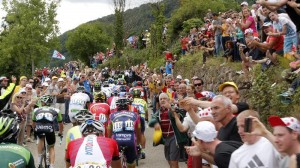 Mikel Nieve y Haimar Zubeldia, en el pelotón de favoritos