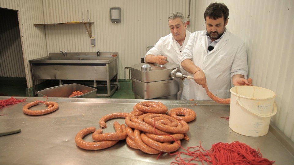 Andr Gonzalez Laguardian txorizoak prestatzen