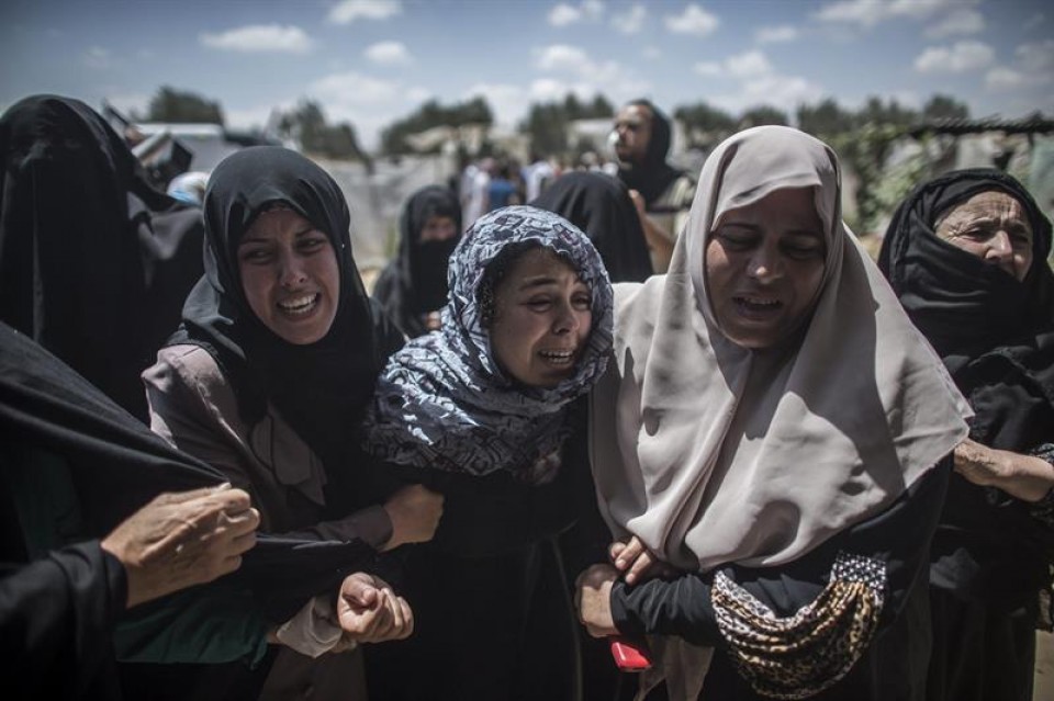 Mujeres palestinas lloran durante el funeral de una de las víctimas. Efe.