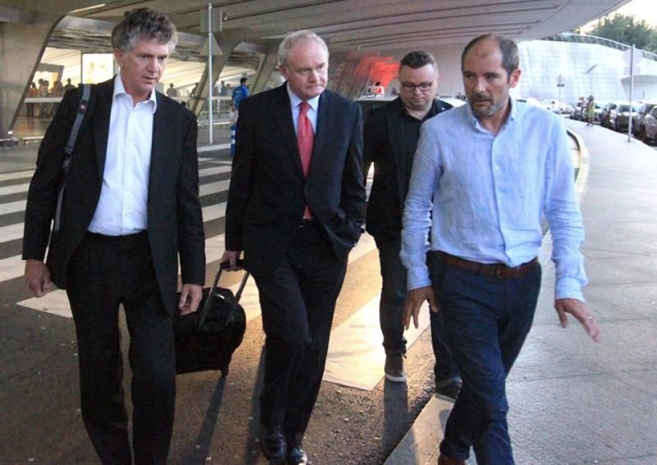 Jonathan Powell, Martin McGuinness y Paul Ríos en el aeropuerto de Loiu. Foto: EFE