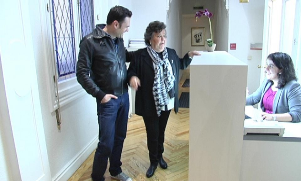 Cristina Almeida y Iñaki Lopez en el bufete de abogados