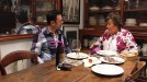 Cristina Almeida y Iñaki Lopez cenando