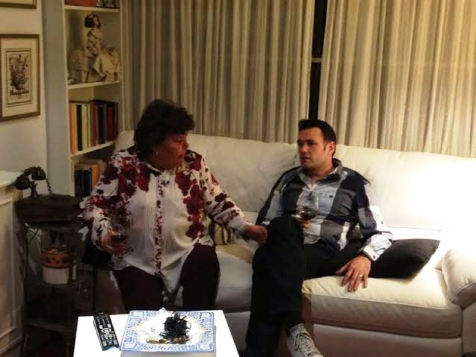 Cristina Almeida y Iñaki Lopez en el sofa