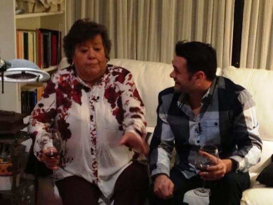 Cristina Almeida y Iñaki Lopez en el sofa