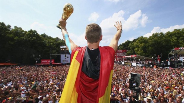 Schweinsteiger celebra el título / EFE.