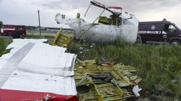 Trozos del avión derribado.