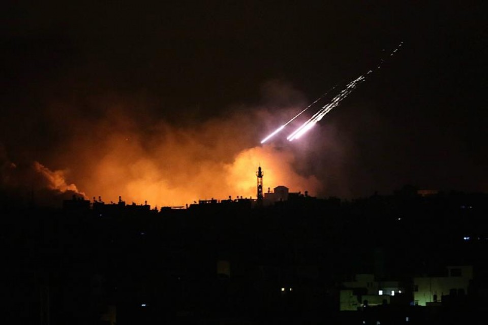 Bombardeos de Israel sobre Gaza esta pasada noche. Foto: EFE