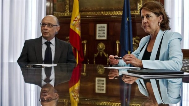 Barcina comparece ante los medios de comunicación tras la reunión de ayer con Montoro. Foto: EFE