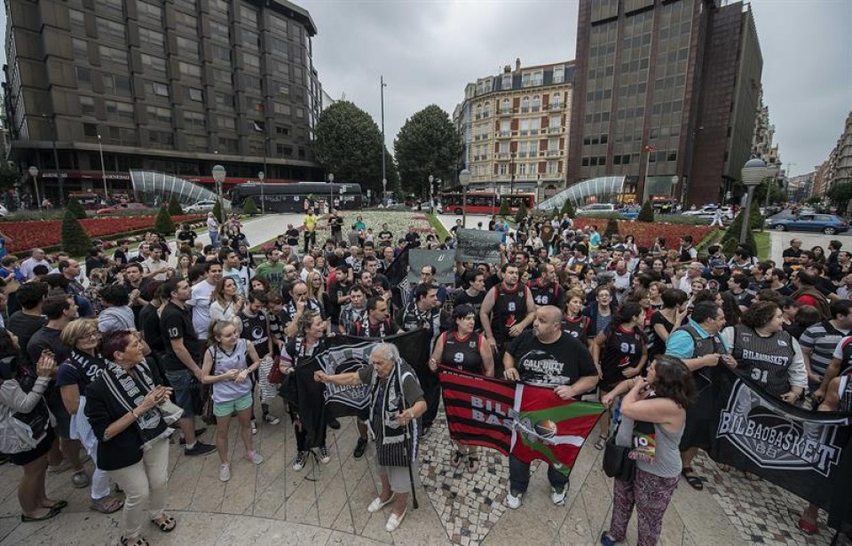 Bilbao Basketeko zaleak, protesta batean / EFE.