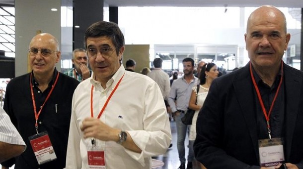 Patxi López y Manuel Chaves a su llegada al Congreso del PSOE. Foto: EFE