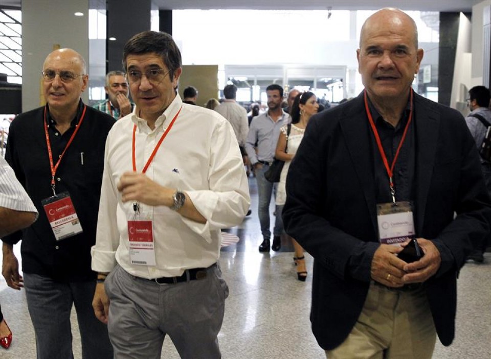 Patxi López y Manuel Chaves a su llegada al Congreso del PSOE. Foto: EFE