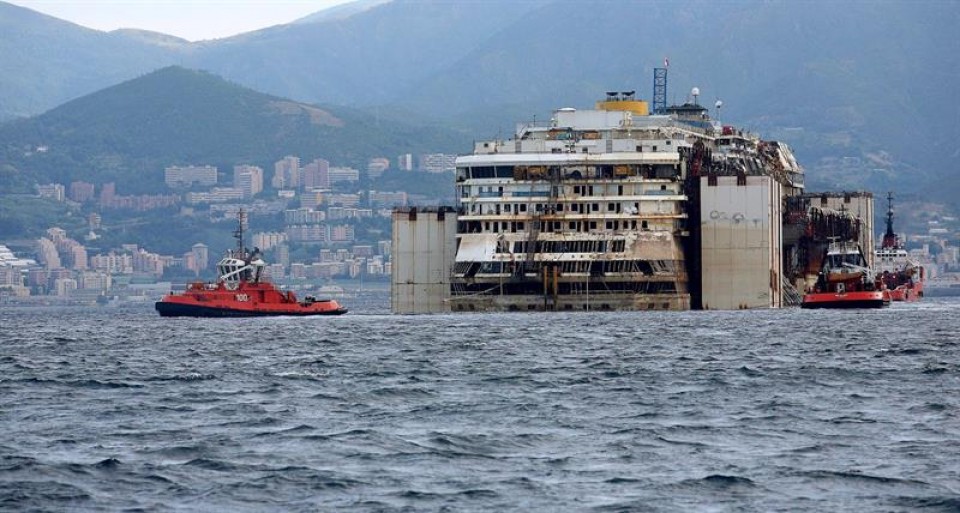 Itsasontzia, aurrean Genova duela. Irudia: EFE