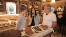 Con Dolores Redondo en una pastelería