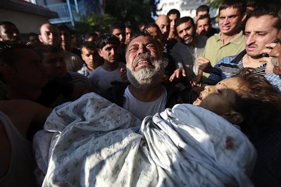 Un hombre llora la muerte de un niño por la ofensiva israelí. EFE