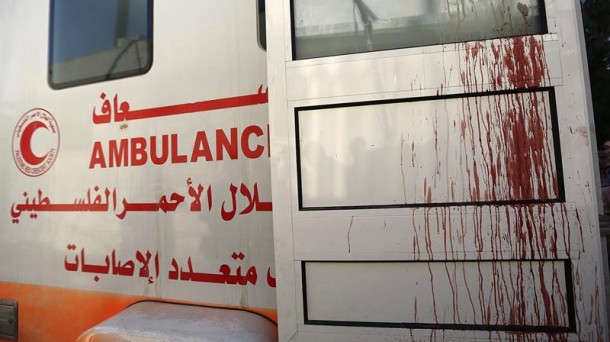 Una ambulancia manchada con la sangre de víctimas, en un mercado de Gaza. Foto: Efe