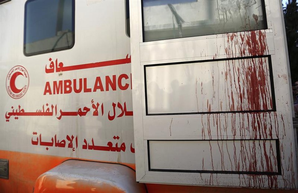 Una ambulancia manchada con la sangre de víctimas, en un mercado de Gaza. Foto: Efe