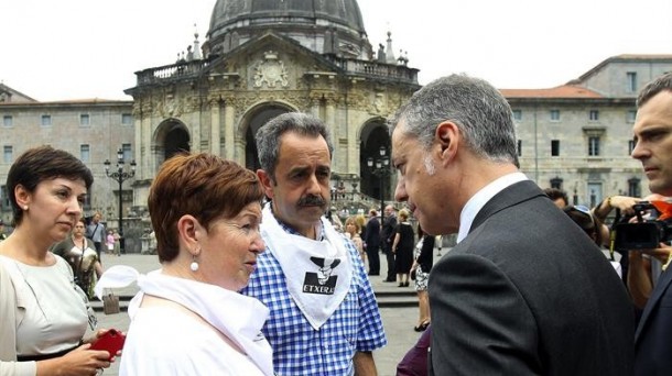 Etxerat entrega su informe a Urkullu en Loiola. Foto: EFE