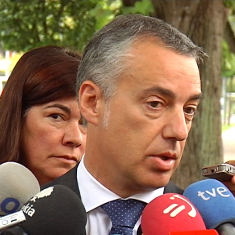 Urkullu, con representantes de Etxerat, en la Basílica de Loiola. EFE.