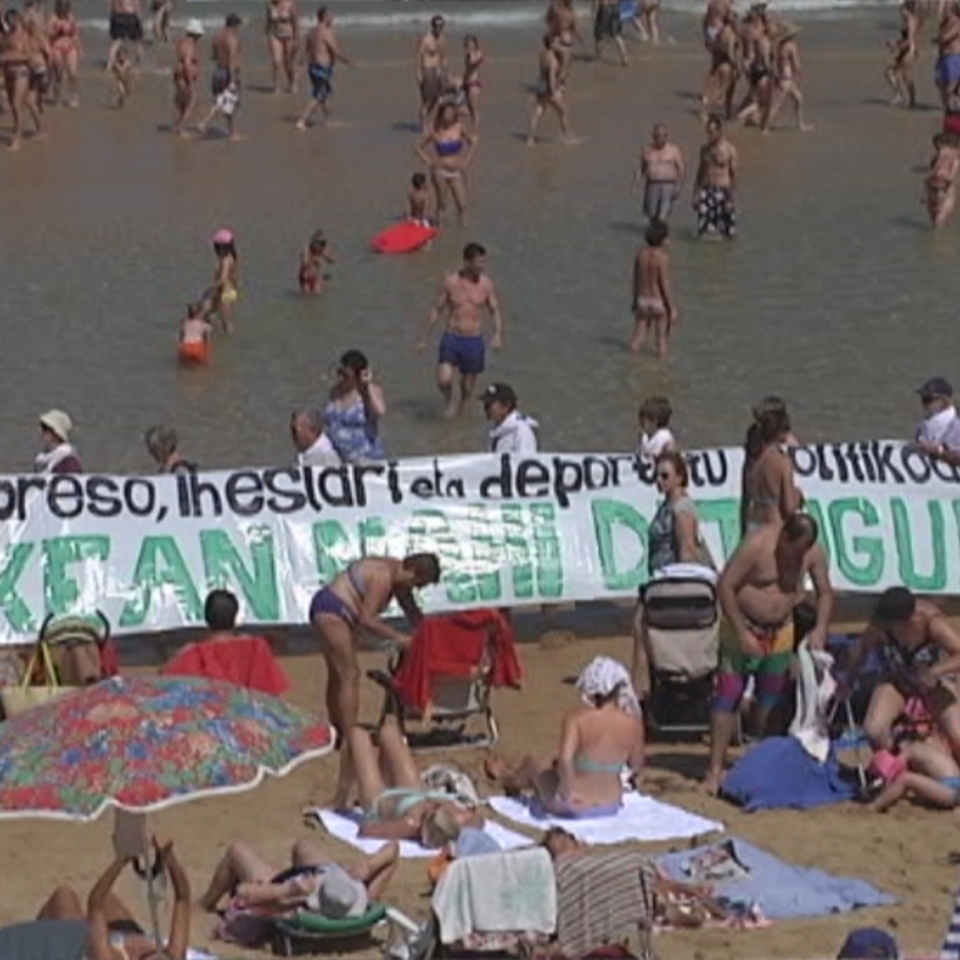 Movilización de la playa de La Concha. Foto: EiTB