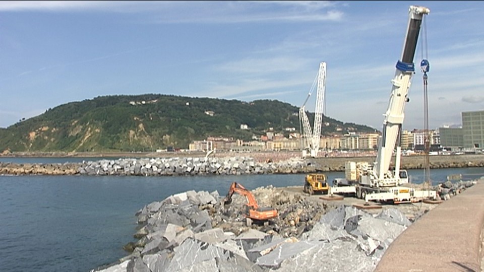 Reparación del espigón de la playa donostiarra de la Zurriola. Imagen de arhivo: EiTB