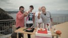Los cocineros brindan con Eneko Van Horenbeke del "Conquis" en el Faro de Lekeitio