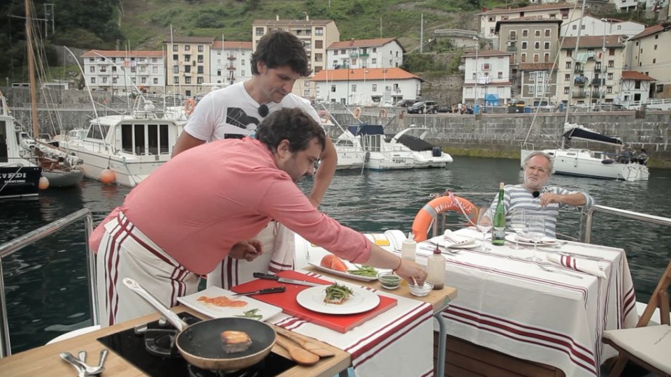 Ander Gonzalez janaria prestatzen ari den bitartean, Eneko Van Horenbeke adi-adi ari da begira