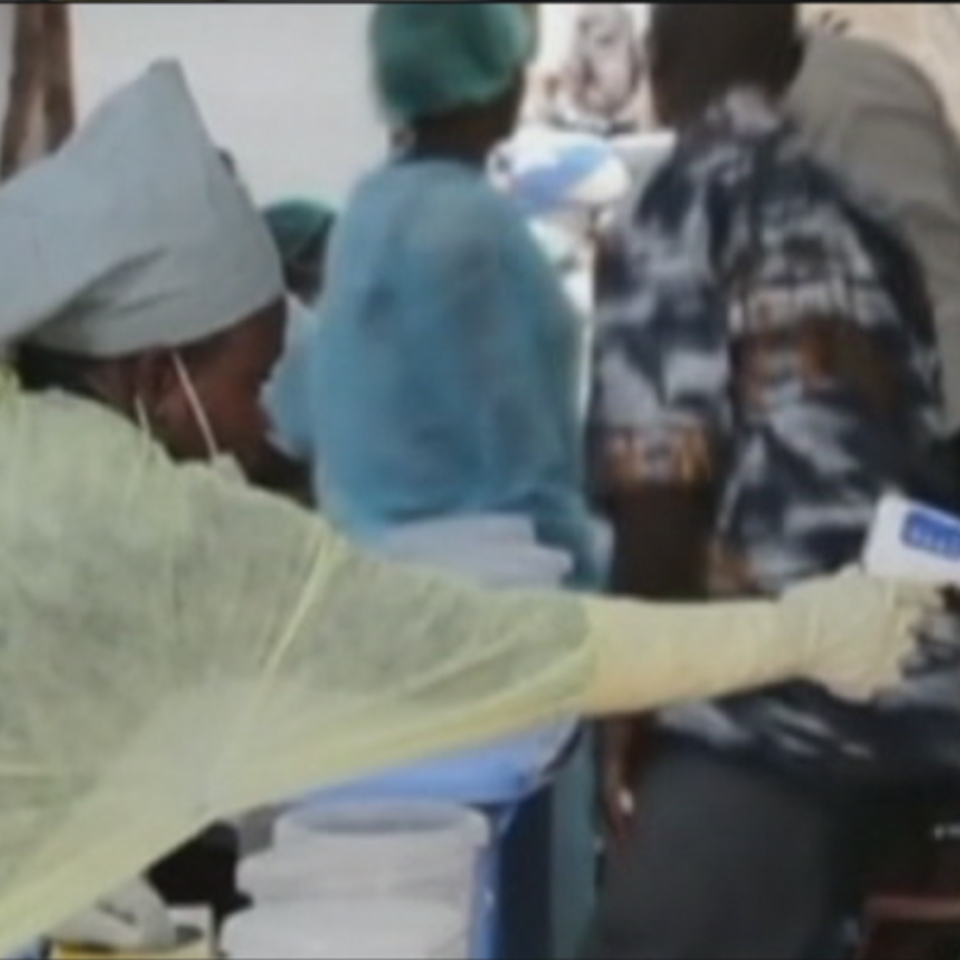 Personal sanitario en Liberia trasladando un cuerpo. Foto: EFE