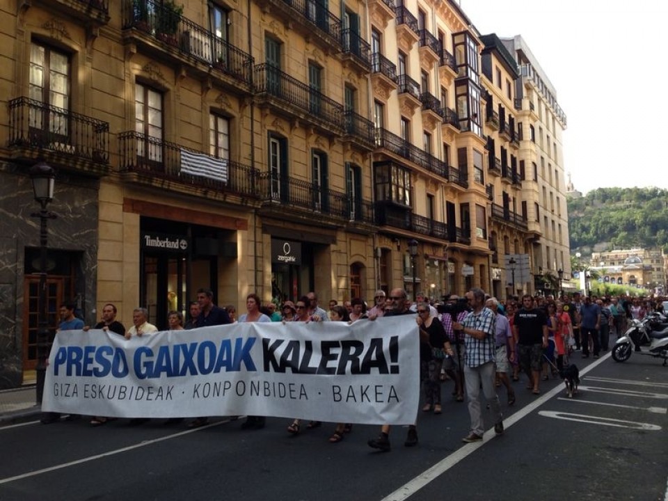 Gaixotasun larria duten presoak askatzeko eskatu dute Donostian