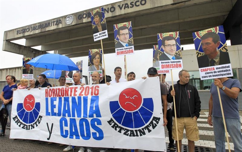 Protesta realizada por Erne, que no ha acudido a la reunión, frente a la comisaría de Erandio. Efe