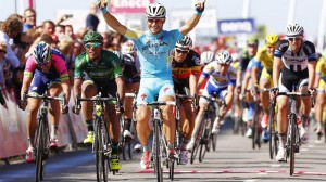 Victoria de etapa y liderato para Andrea Guardini