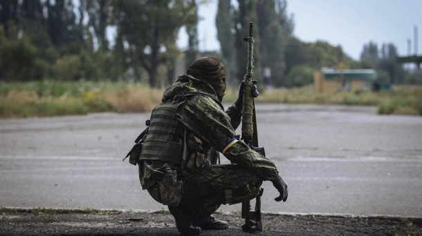 Un soldado ucraniano toma posiciones durante una operación antiterrorista en Donetsk. Foto: EFE