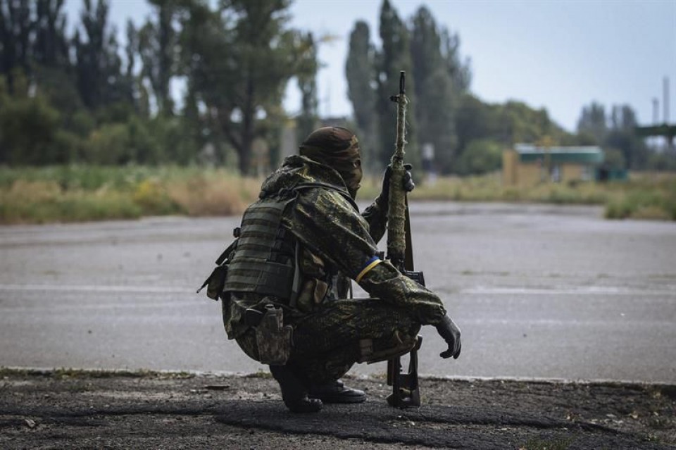 Un soldado ucraniano toma posiciones durante una operación antiterrorista en Donetsk. Foto: EFE
