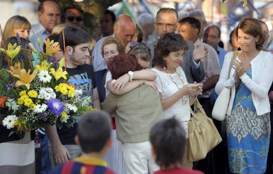 Homenaje que los vecinos de Berriozar han rendido a Francisco Casanova. Foto: EFE