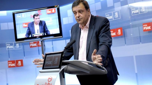 Juan José Lizarbe parlamentario foral del PSN-PSOE durante la conferencia de prensa. Foto: EFE.