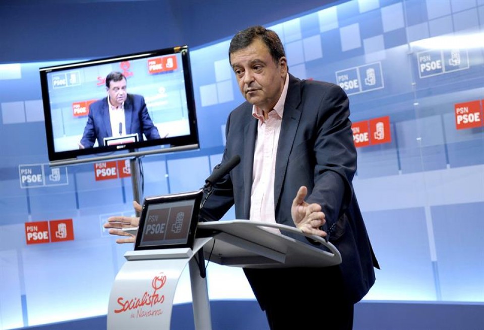Juan José Lizarbe parlamentario foral del PSN-PSOE durante la conferencia de prensa. Foto: EFE.