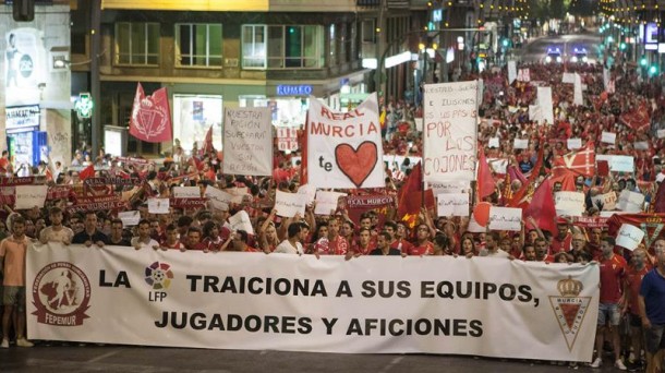 Protesta de aficionados del Real Murcia / EFE.