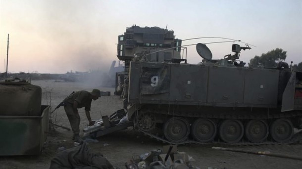 Un blindado israelí cerca de la frontera con la Franja de Gaza. Foto: EFE