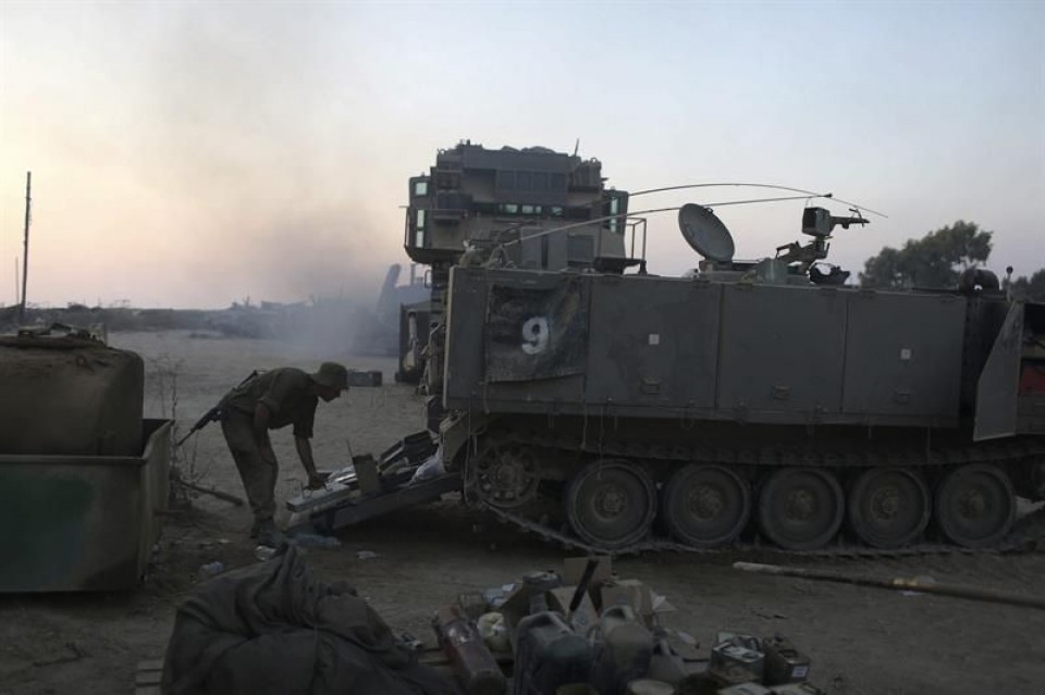 Un blindado israelí cerca de la frontera con la Franja de Gaza. Foto: EFE