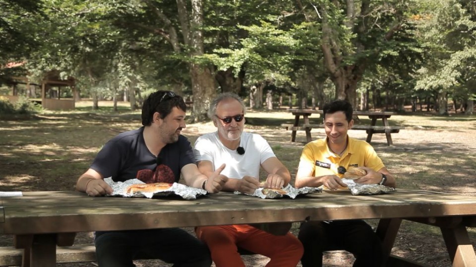 Ramón Roteta, Ander González y Joseba Beloki comiendo en el parketxe de Sarria