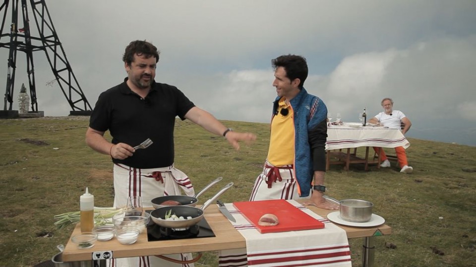 Ander González y Joseba Beloki comiendo en la cruz del Gorbea