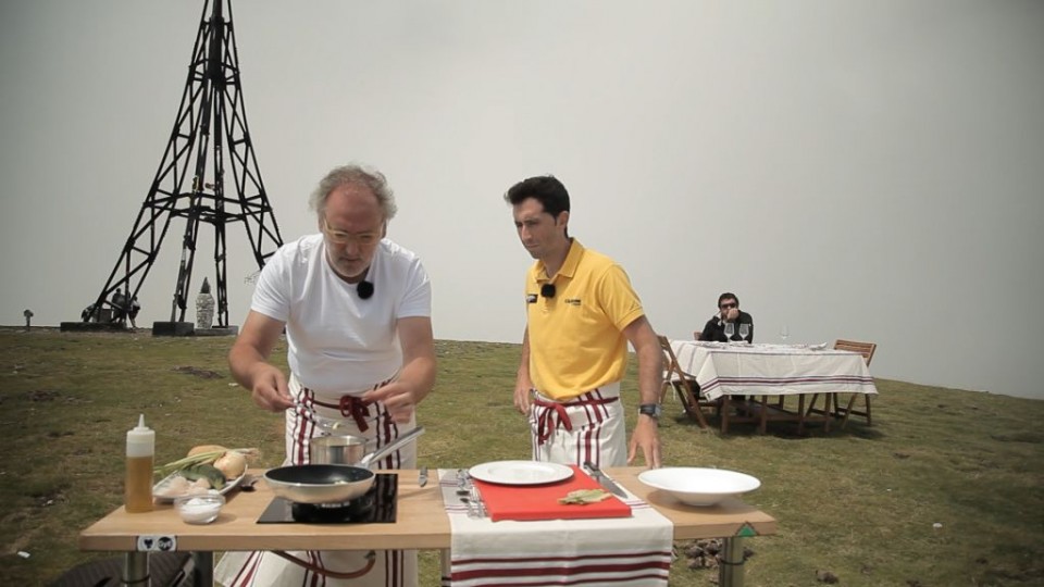 Ramón Roteta y Joseba Beloki comiendo en la cruz del Gorbea