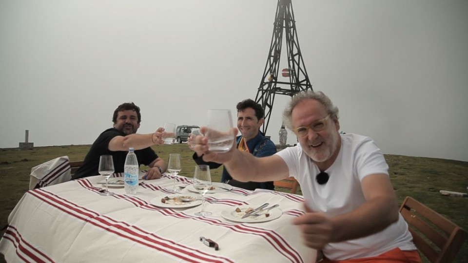 Ramón Roteta, Ander González y Joseba Beloki comiendo en la cruz del Gorbea