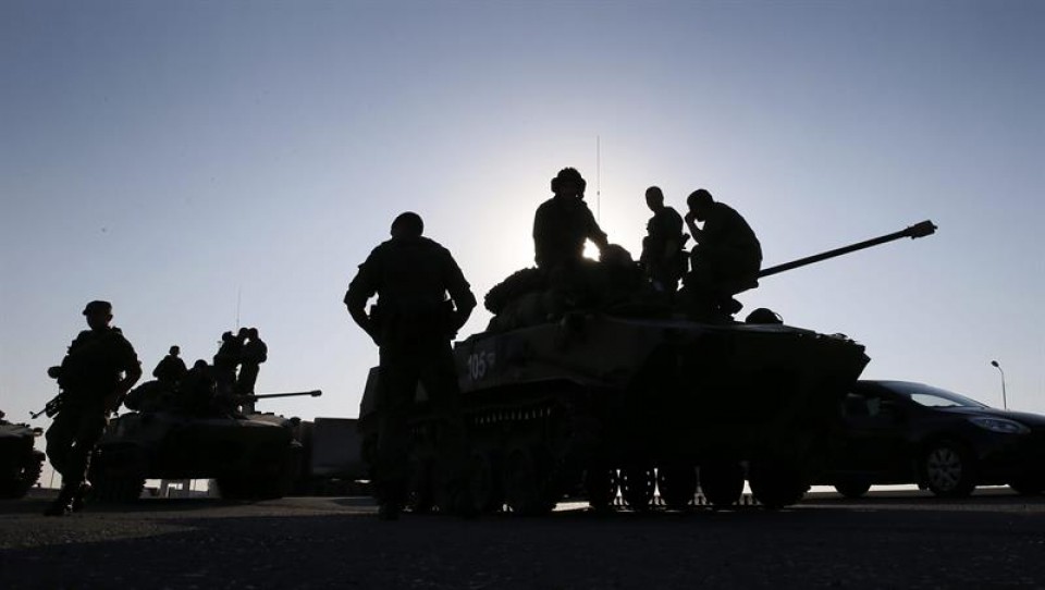 Soldados rusos en un tanque.