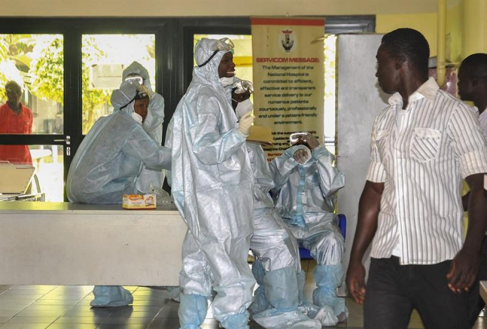 Médicos, preparados para combatir el brote de ébola en África Occidental. EFE 