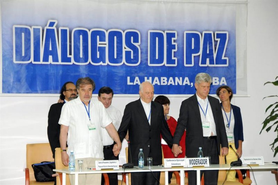Las FARC insinúan que el general Alzate se entregó