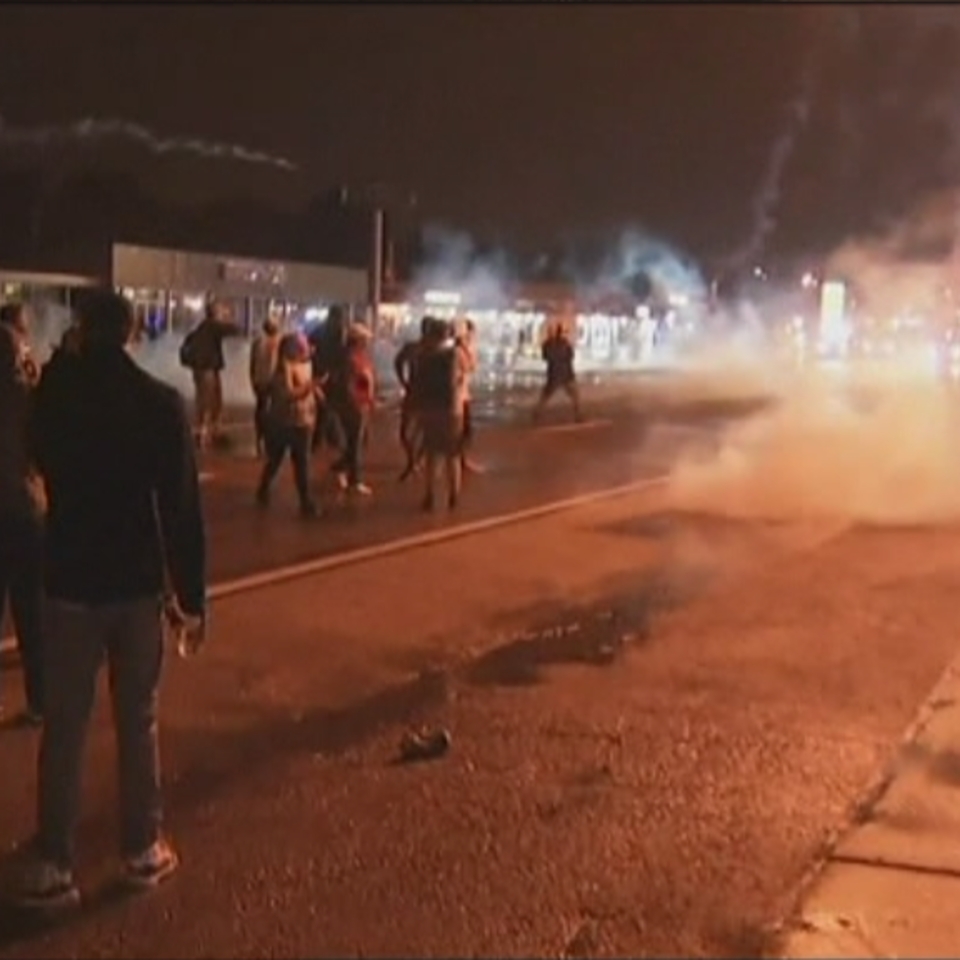 Disturbios en Ferguson durante el toque de queda